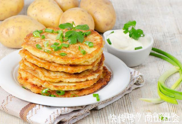 电饼铛|土豆别再炒着吃了，不加一滴水，做成土豆饼，外焦里嫩，特别好吃