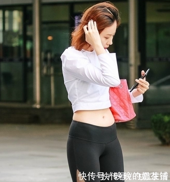 打底裤 紧身打底裤富有气质感的装扮,吸引街头路人的目光