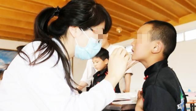 不已|6岁男孩长出“双排牙”,要一颗颗拔掉,妈妈自责不已,都怪我