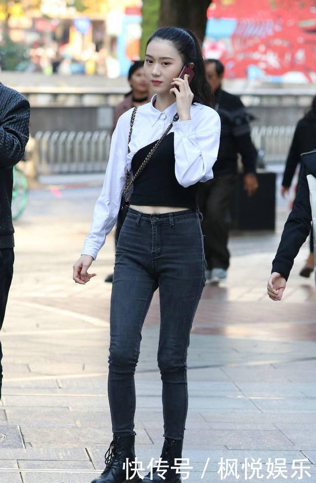 气质|街拍美女一双银灰色的尖头高跟鞋,绸缎的面料显得高贵又气质