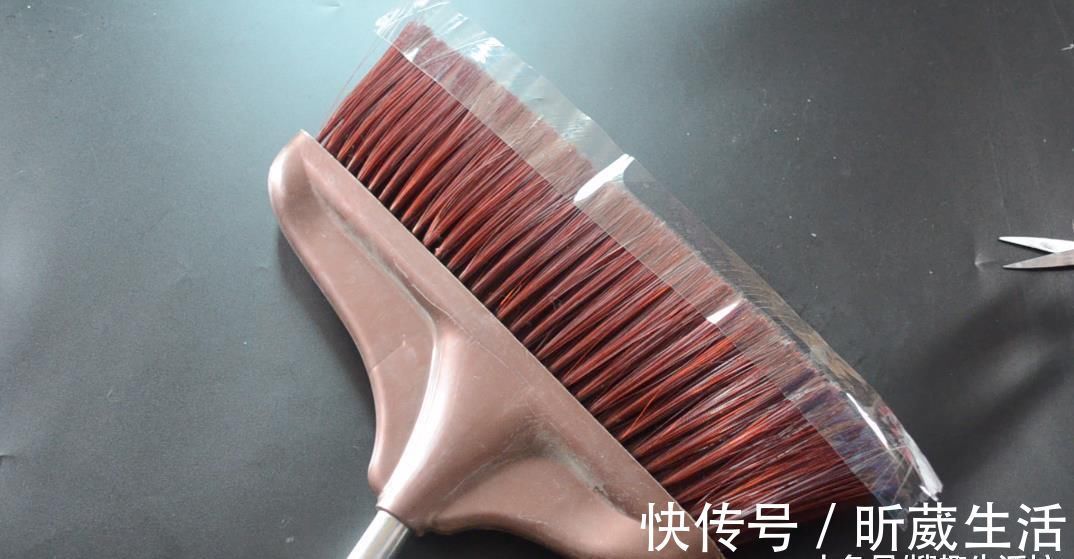 把胶带粘在扫把上, 放在家里有大用处, 解决了家家户户的一大难题