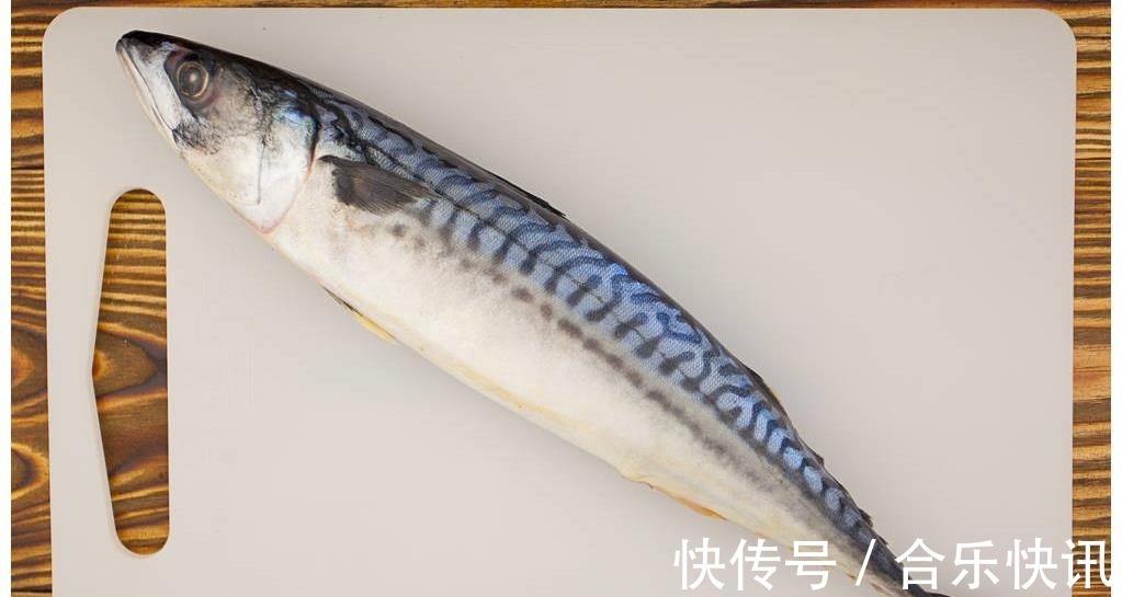 钙质|鱼是骨质疏松的帮凶?医生警告:3种鱼肉常吃,铁骨也扛不住