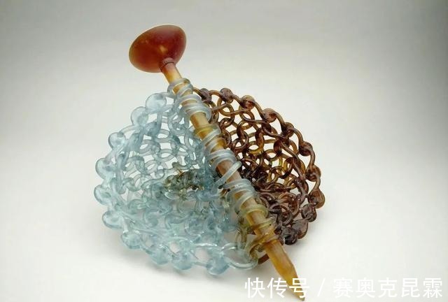 色彩#她是用玻璃雕塑“织毛衣”的第一人,这质感极其逼真!手太牛逼了