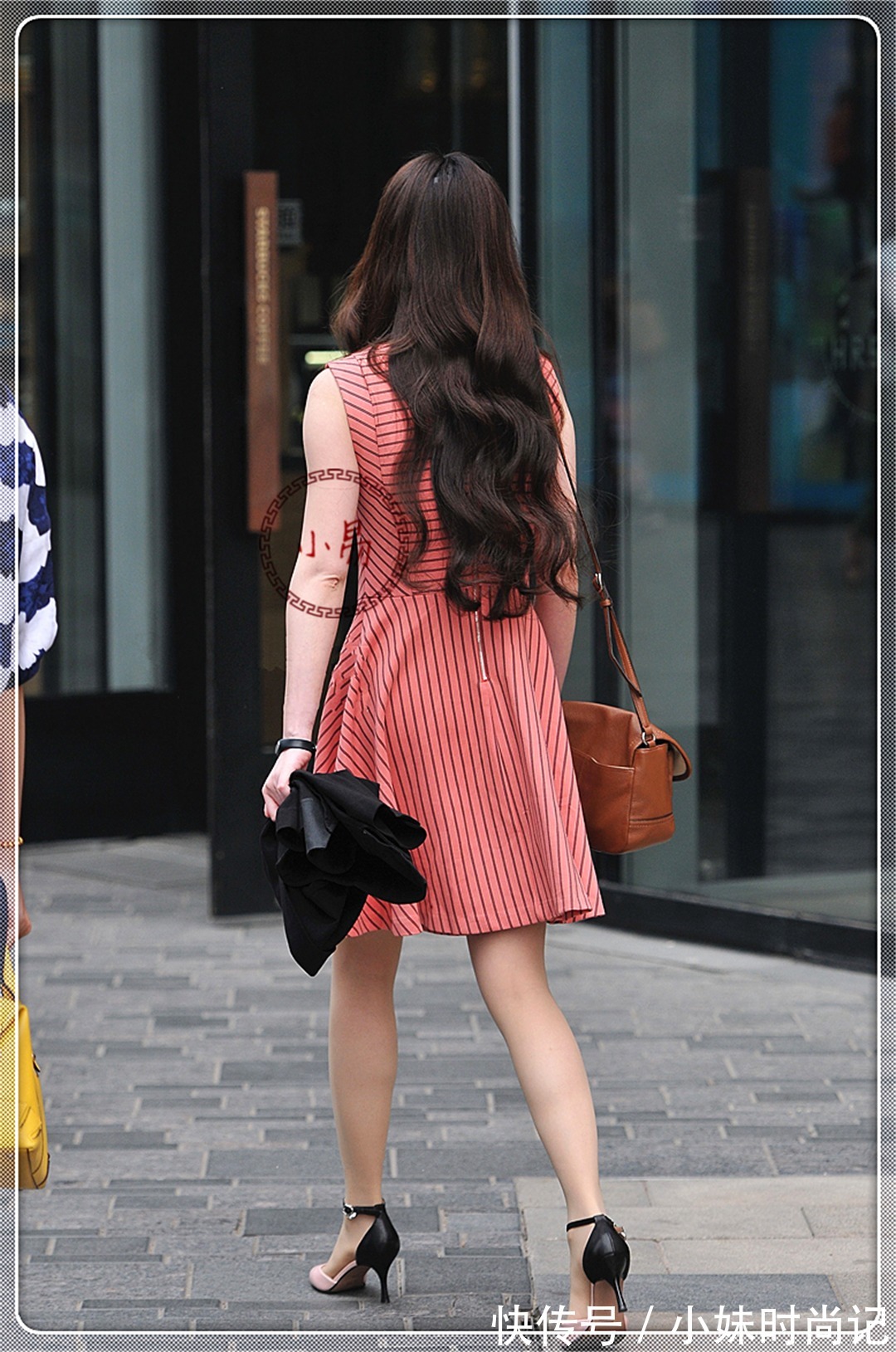 辣妈 30岁出头的年轻辣妈,驾驭条纹少女裙,超抢眼