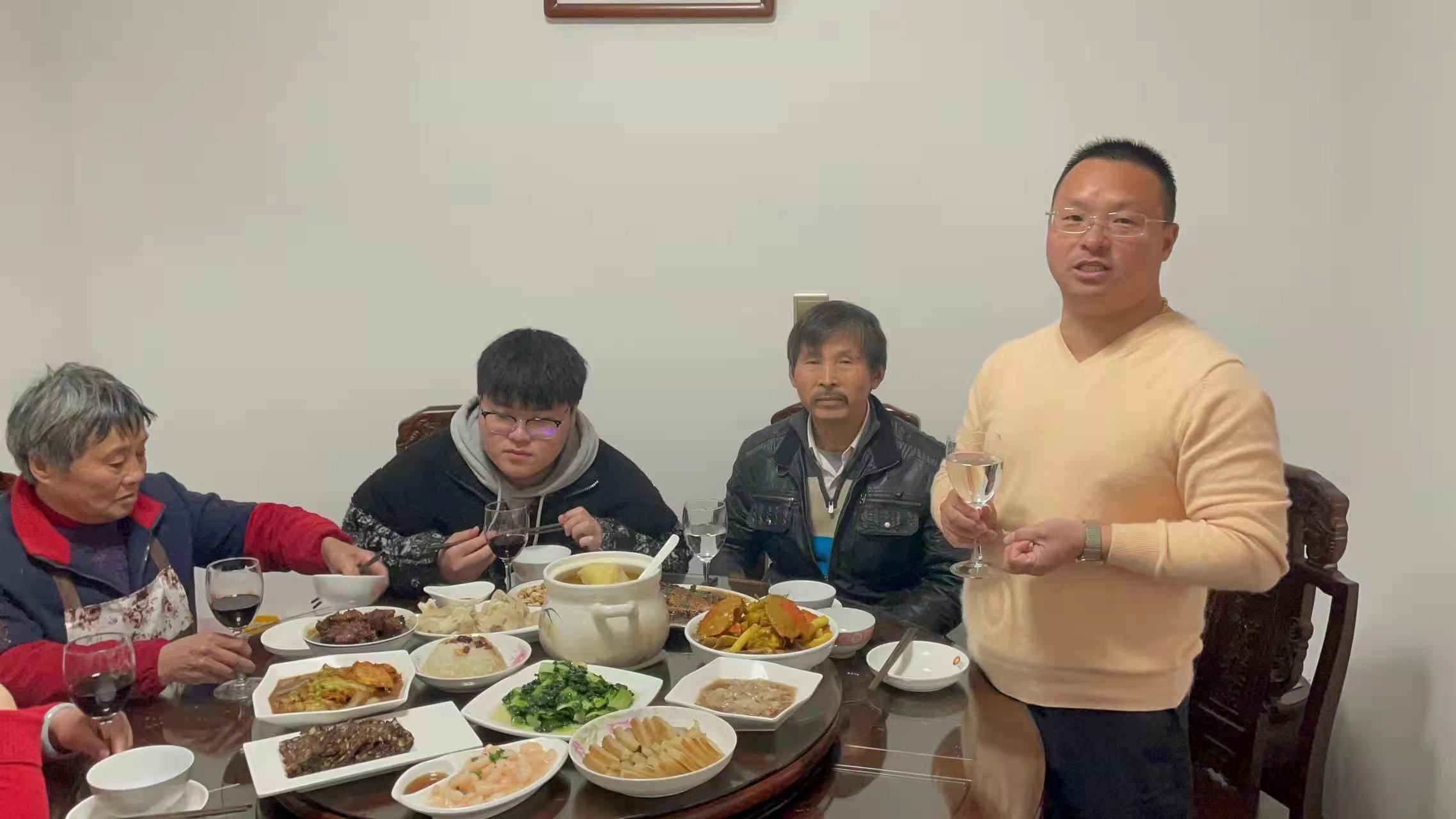 志愿者|“A、B”年夜饭套餐食材送上门，幸福村封控区的“别样年夜饭”依旧飘来“幸福年味”