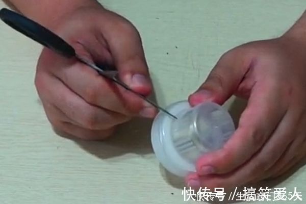 衣架|洗衣液用完瓶盖不要扔！简单改造一下放在家里，省钱又实用！