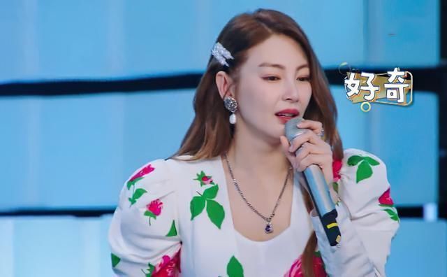 李维嘉|张雨绮上《快本》不避嫌,双手拉住丁程鑫,他的反应暴露男团素质