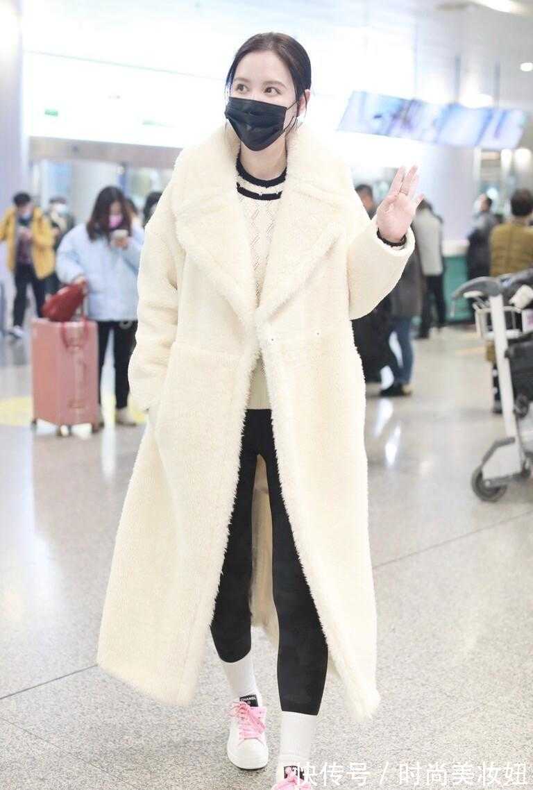 羊羔绒 40岁张萌真赶时髦,穿羊羔绒外套配瑜伽裤,比小姑娘还洋气