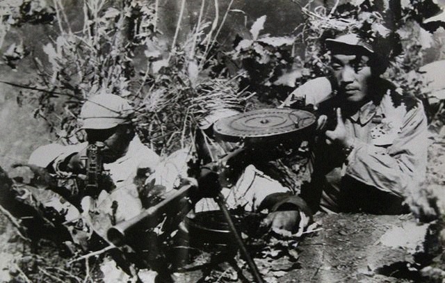 彭德怀|抗美援朝第一仗,彭德怀抢过电话:吃上肉包子没有?邓岳:吃撑了