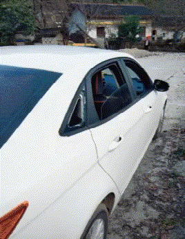 |搞笑GIF:不小心把钥匙忘车里面了,选择了一个最小的臂力砸碎了。