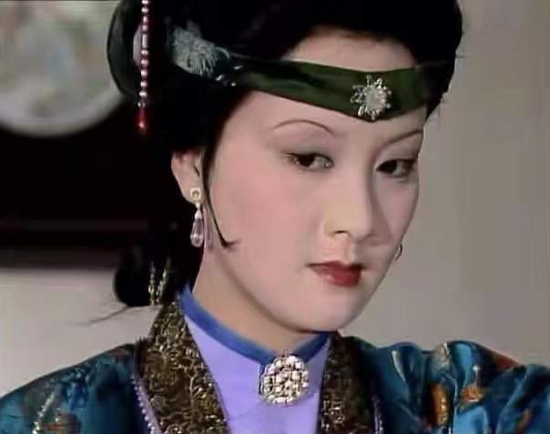  王熙凤|红楼女子：＂机关算尽太聪明＂的王熙凤，逆天改命是英豪