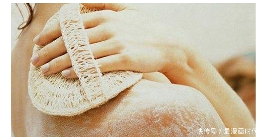 后背老长痘,是因为没洗干净?可能你忽略了这一点