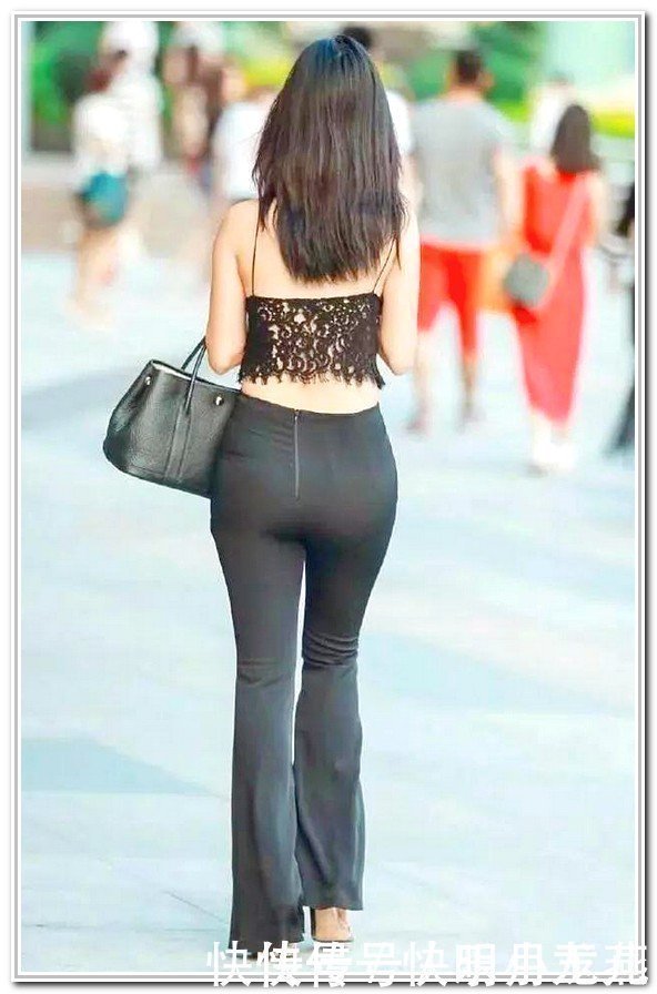 背心|长发披肩的小姐姐,镂空背心搭喇叭裤,体现出极致的美