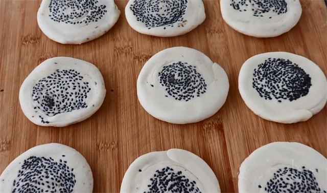 想吃油酥芝麻饼不用排队买了，教你在家做，酥的掉渣，太好吃了