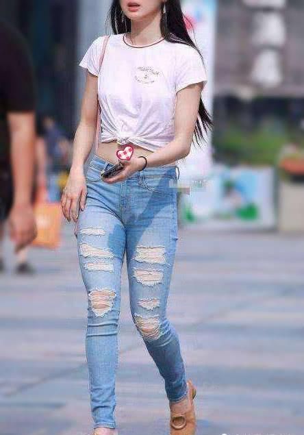 仿佛|彩色裹胸上衣,搭配牛仔裤,减龄显瘦,仿佛回到20岁