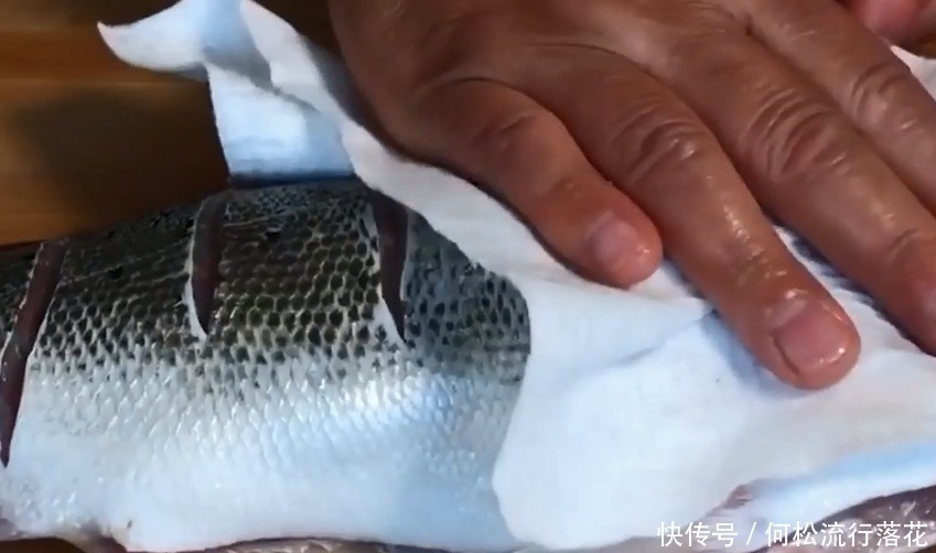 煎鱼|煎鱼时,先不要急着下锅,教你这一招,煎出的鱼不粘锅不破皮!