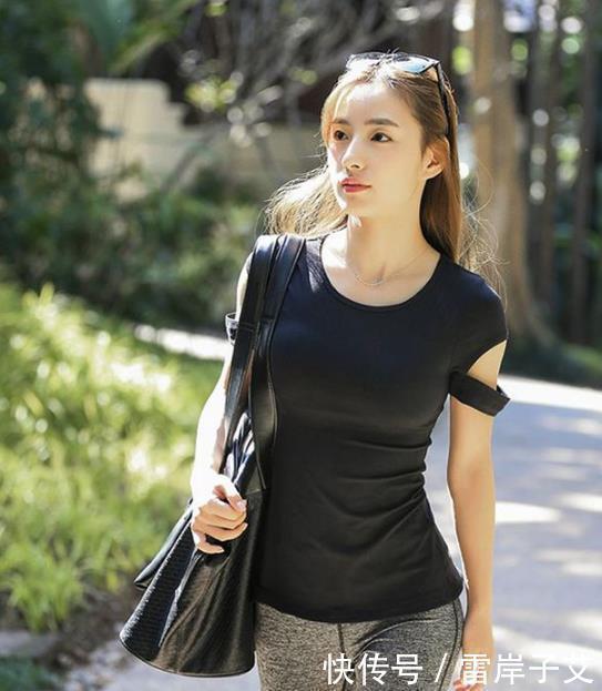 紧身|街拍性感紧身打底裤小姐姐,显出潮流个性的气息范