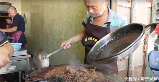 父子街头卖“地道”小吃，8元一个分量足，食客吃一个就管饱！