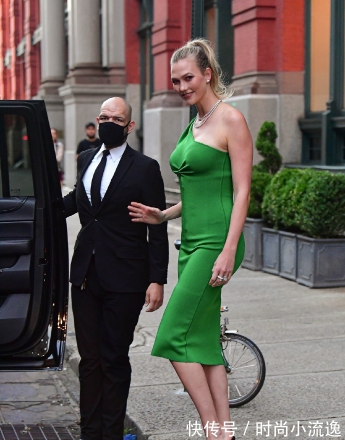 卡莉·克劳斯 新晋辣妈卡莉·克劳斯,1米85还要踩高跟鞋上街,穿斜肩裙曲线惊艳