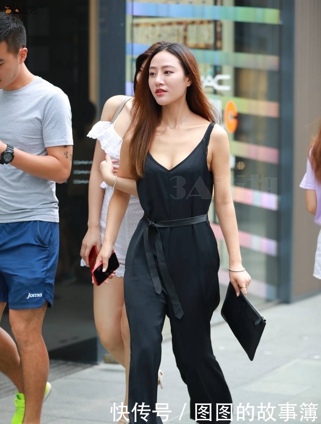 街拍美女两个时尚好闺蜜,颜值高笑容甜美,黑白吊带性感大方