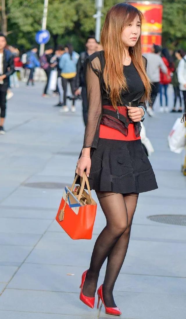 蕾丝|小姐姐穿牛仔短裤秀出美腿,长发披肩,笑容让人心动