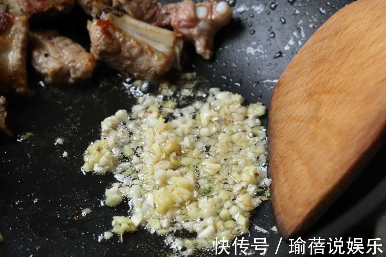 烧排骨时加些它，酸甜开胃不油腻，好吃到舔盘！