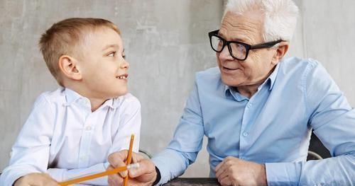 门卫|因爸爸接孩子迟到，三胞胎女儿集体“抗议”，把门卫大爷逗笑了