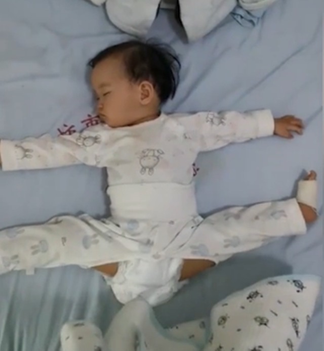 宝宝|1岁宝宝“一字马”睡姿走红，动作高难度，网友：我还不如一个娃