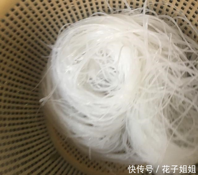 黑椒海鲜粉丝煲,香味扑鼻,好吃又下饭