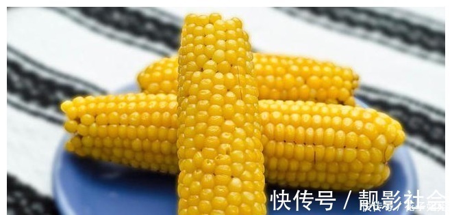 凉水|煮玉米，应该去皮煮还是带皮煮学会这样做，香甜好吃又有营养！