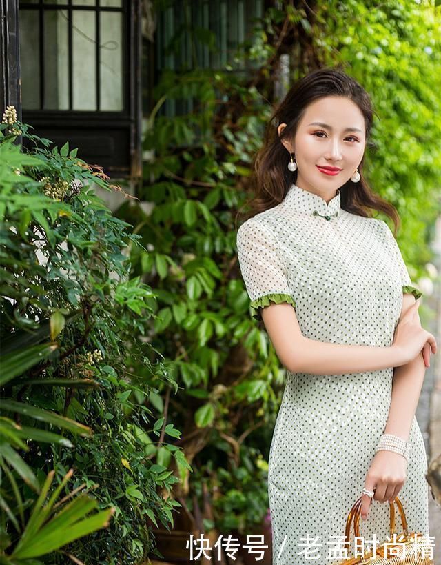 曾被你嫌“老气”的旗袍, 如今却美到出圈, 时髦又优雅
