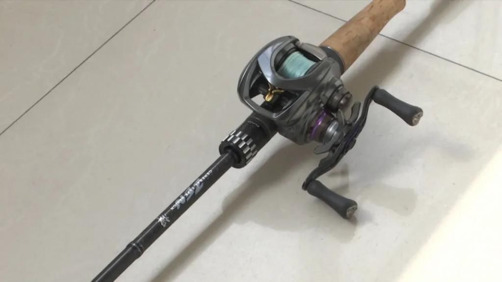 男子钓鱼装备拼不过别人，于是就......