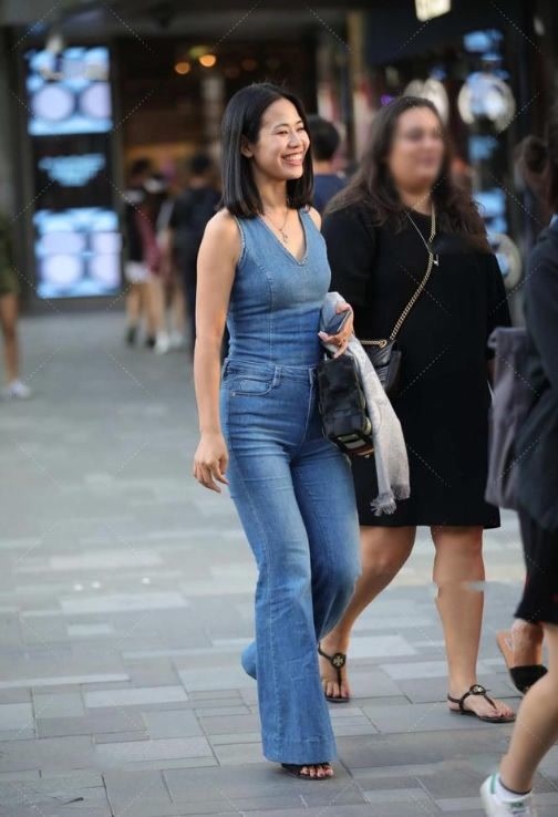 穿搭 墨绿色的无袖上衣,搭配黑色九分裤,整体给人简单清爽利落感觉