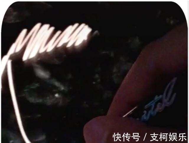 阿丽塔&美术生用荧光笔画阿丽塔,开始以为又要“作妖”,成画让人看呆了