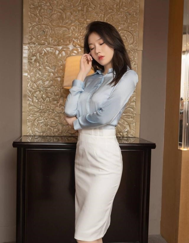 时尚 米白色的高腰半身裙搭配丝滑轻薄的浅蓝色衬衫,时尚大方高贵典雅!