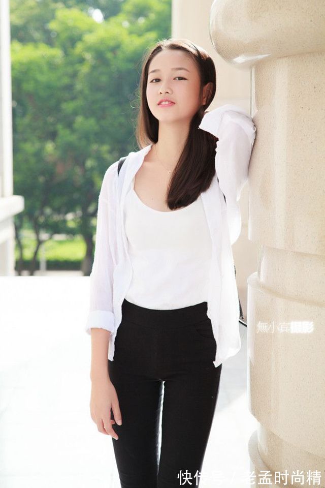 小姐姐 街拍紧身打底裤小姐姐的搭配时尚柔美,时髦有个性