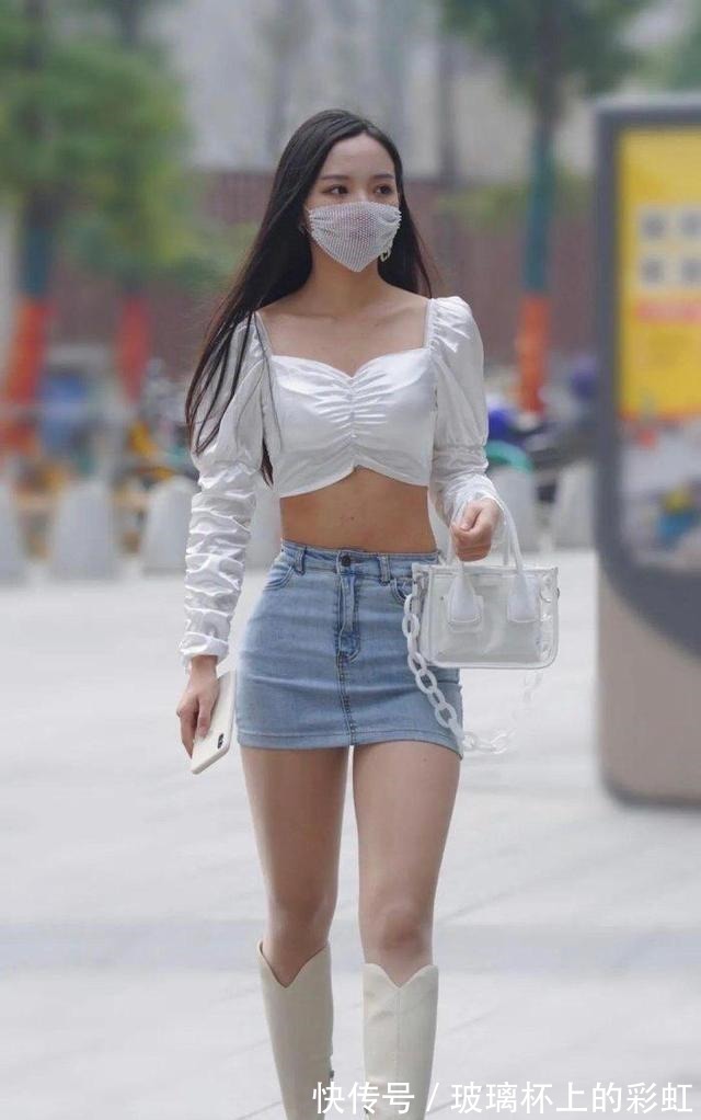 搭配 小姐姐人瘦但贵在曲线好,即便是如此清凉搭配,但魅力依旧给力