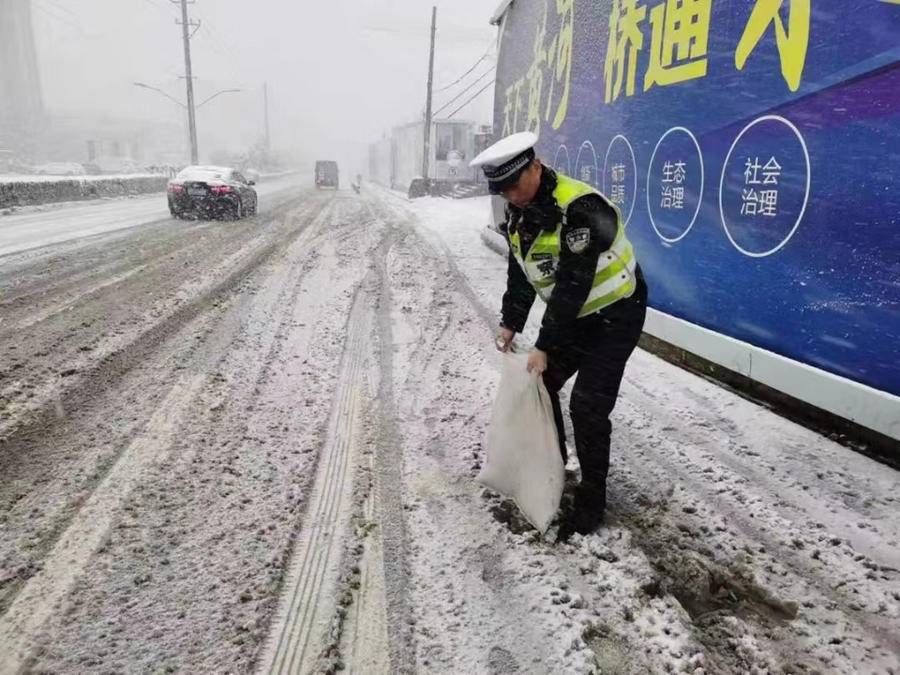 济南|大雪中，济南交警这些守护的身影真美