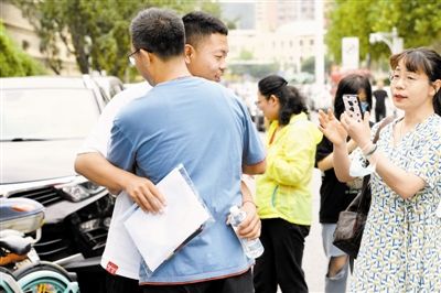 考生|高考首日 各考点交上平安答卷