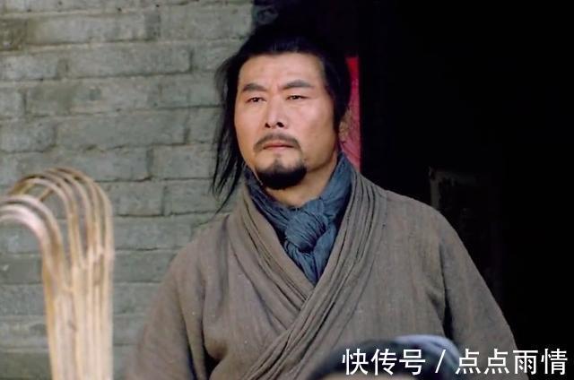 林冲!水浒中最搞笑的禁军教头,为了逞威风,被敌将一刀斩于两段