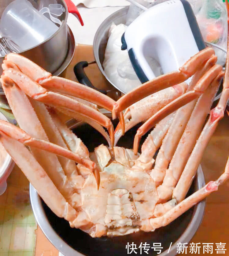 花150元买的一只螃蟹,真肥,还以为赚到,煮后掰开没勇气下嘴