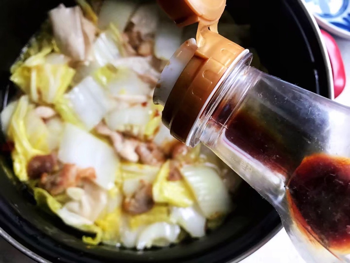 东北人都爱吃的一道菜，白菜腐皮炖五花肉，鲜美下饭真好吃