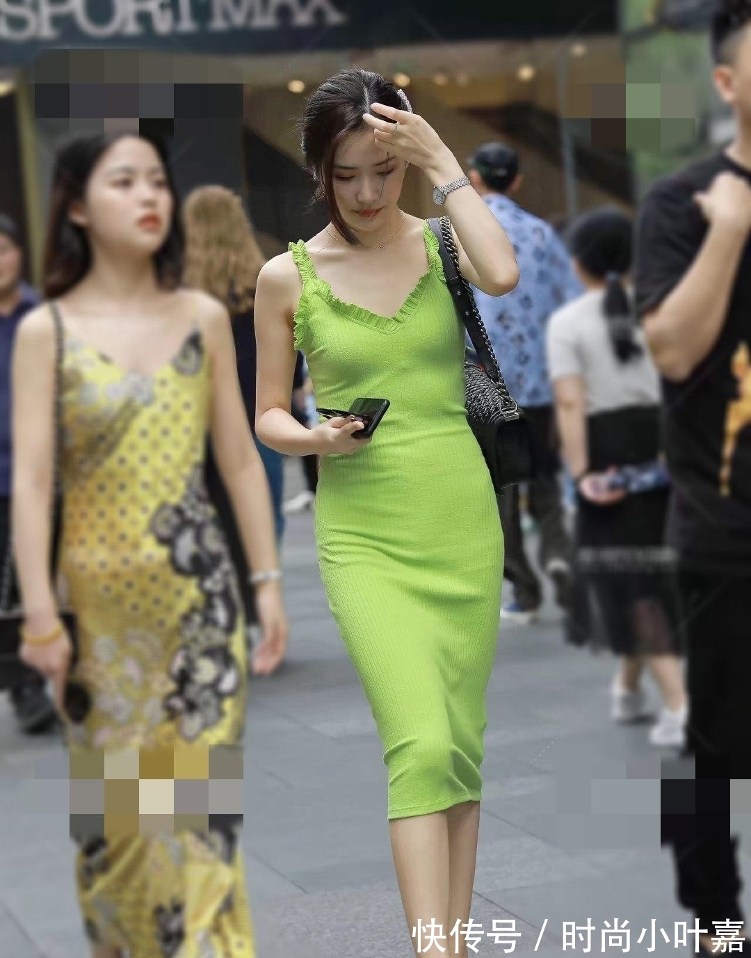 衣服 姐姐逛街带厚妆,穿青绿修身裙配黑包,美得不像话