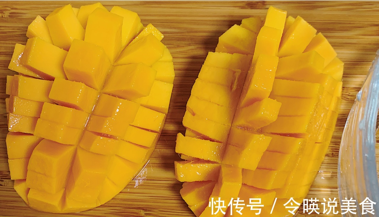 芒果和牛奶做,好吃到碗中见底,香甜又营养,小朋友们都爱吃