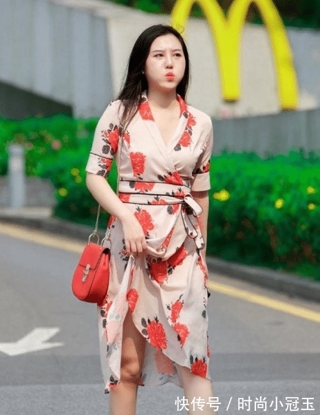 收腰 收腰开叉连衣裙,精致大方,更显美丽芳华