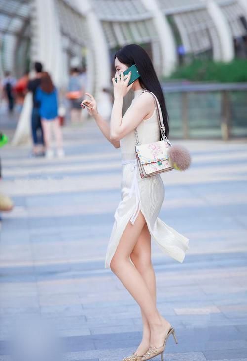 美丽的长裙总是格外的引人注目,走在街上就是一道亮丽的风景