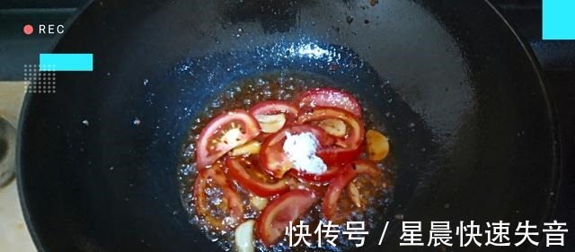 西红柿|木耳炒腐竹，香辣可口非常的下饭，看着太有食欲了！