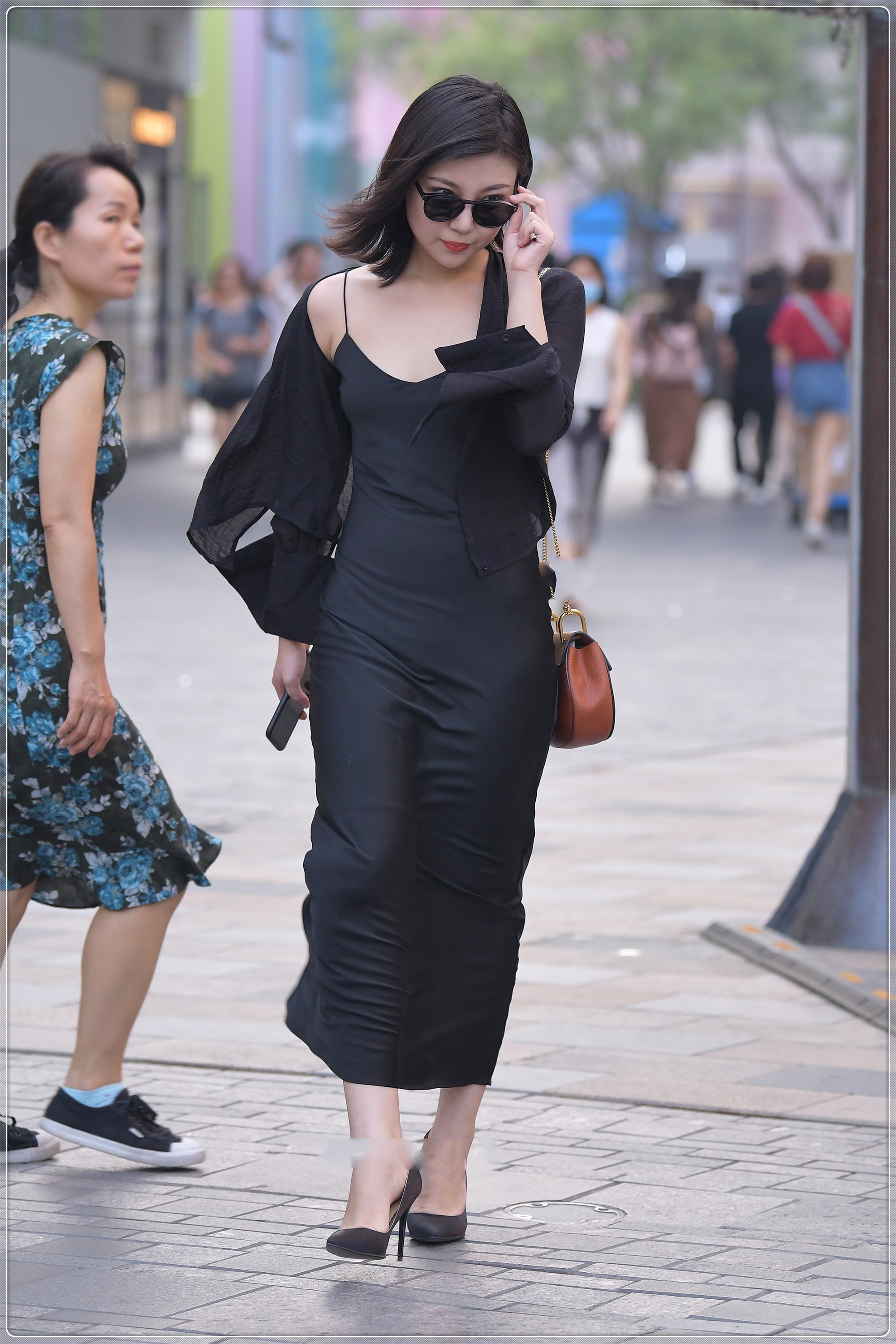 链条包 黑色真丝吊带裙子搭配橘红色链条包,大气端庄,精致时尚