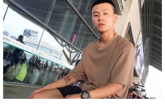 《变形记》城市少年，为救穷爷爷卖掉自己8万金项链，今如何了