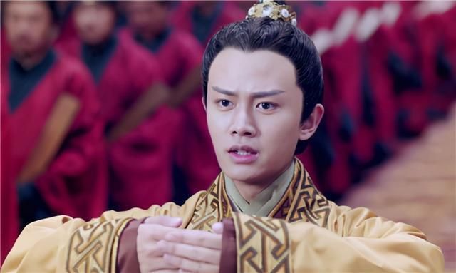 登基|皇子装疯37年, 被当傀儡推上帝位, 登基后第一道圣旨, 让百官胆寒